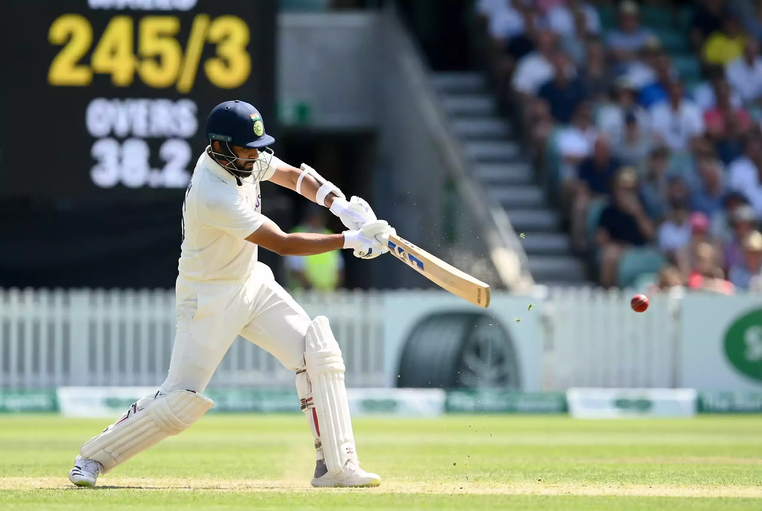 Cricket-Batsman am Schlag mit Scoreboard und Runs-Anzeige im Hintergrund